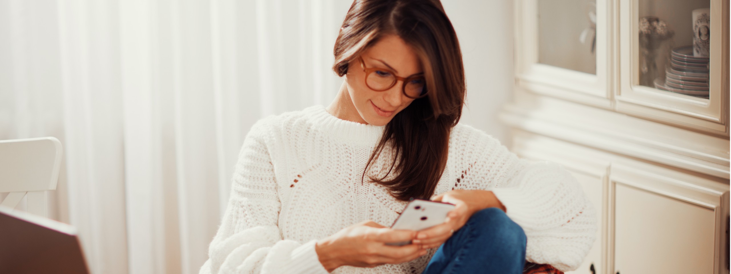 Frau bucht Termin über ihr Handy